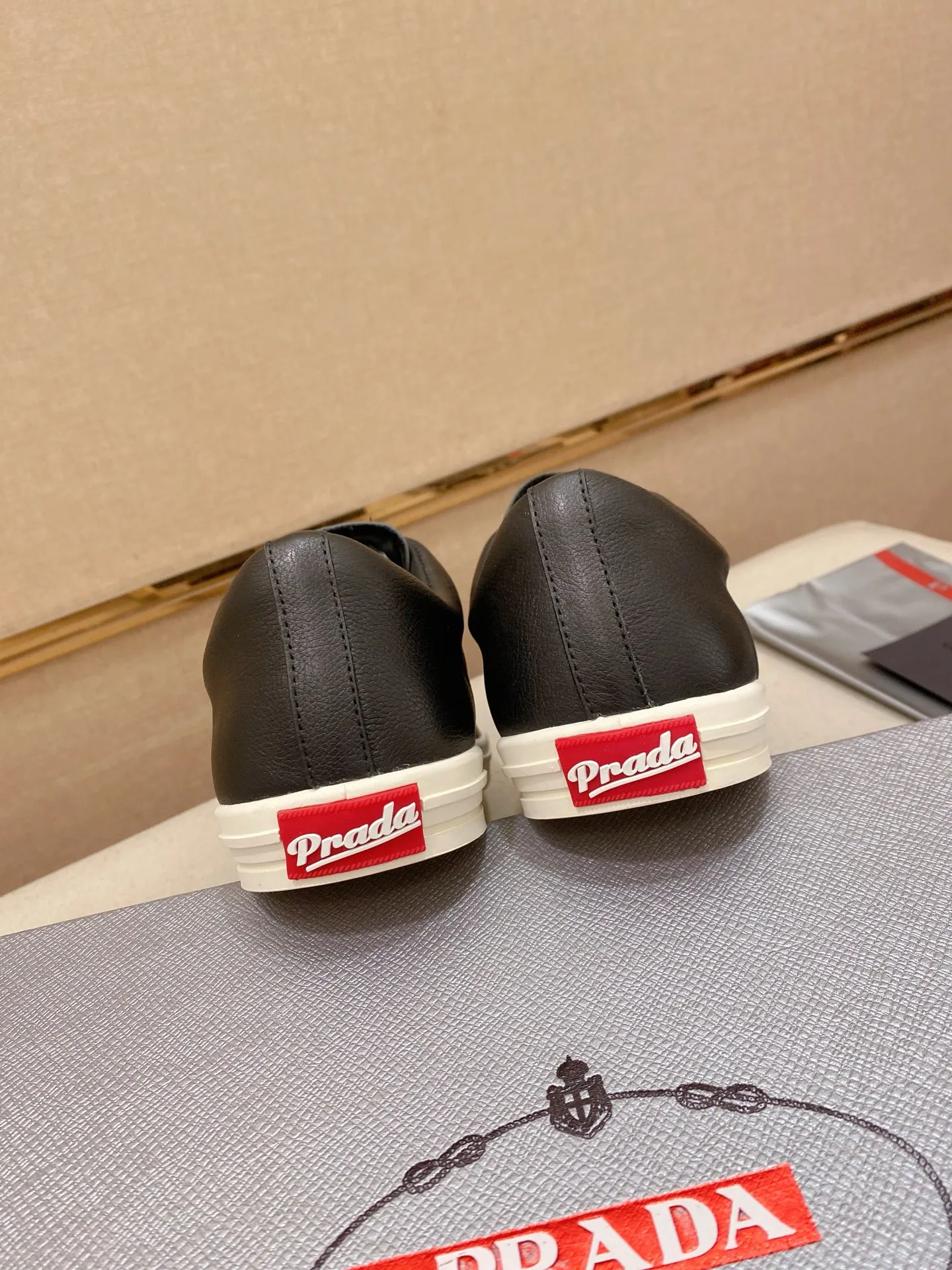 Factory price 560💰 ✔️✔️✔️Higher version High-quality new PRADA (Prada) counters are launched simultaneously. The new men's shoes and 😘fabric are made of selected first-layer cowhide with superb craftsmanship. Lining: Full cowhide lining. 👍🏿 High-end ☄️ air-cushion molded anti-slip rubber outsole, exquisite lines, simple and elegant, comfortable and high-end for leisure travel. Code number: 38 to 45